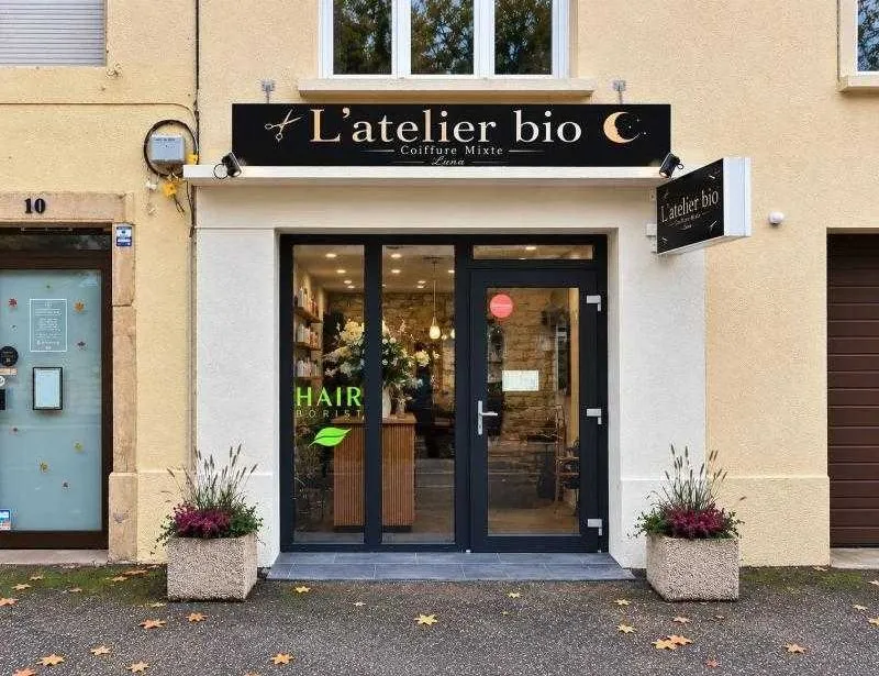 Façade du salon de coiffure L'atelier bio, 10 rue du Château à Ennery