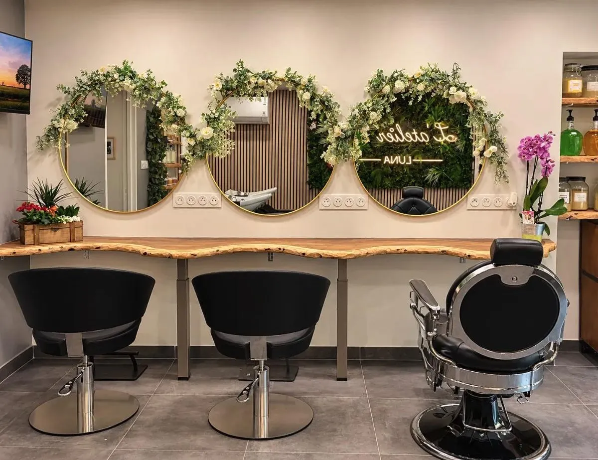 Postes de coiffure avec miroirs ronds fleuris et fauteuil barber